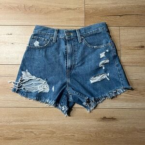 LEVI’S - Light Wash Distressed High Waisted Mom Short